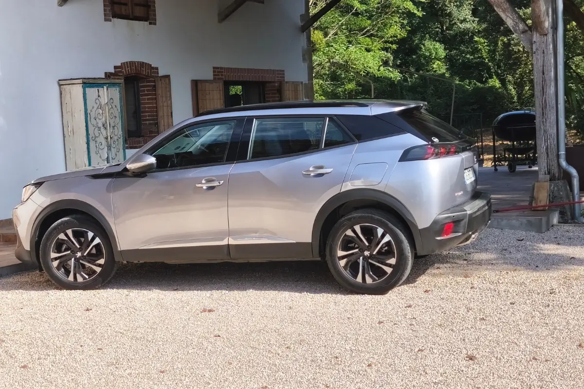 Lavage extérieur automobile à Tarbes — carrosserie brillante et jantes nettoyées