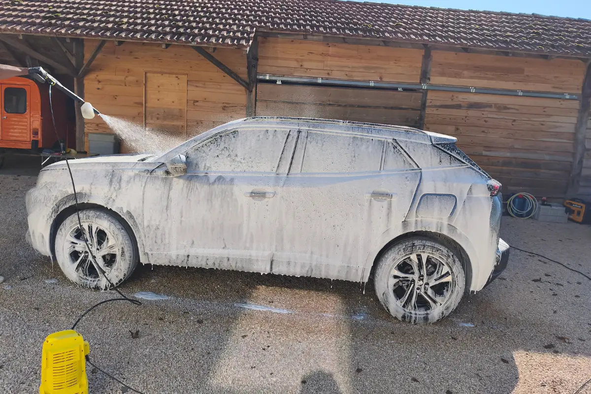 Lavage extérieur automobile à Tarbes — carrosserie brillante et jantes nettoyées